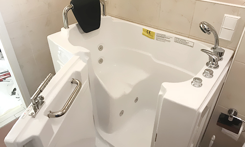 Barrierefreie Sitzbadewanne